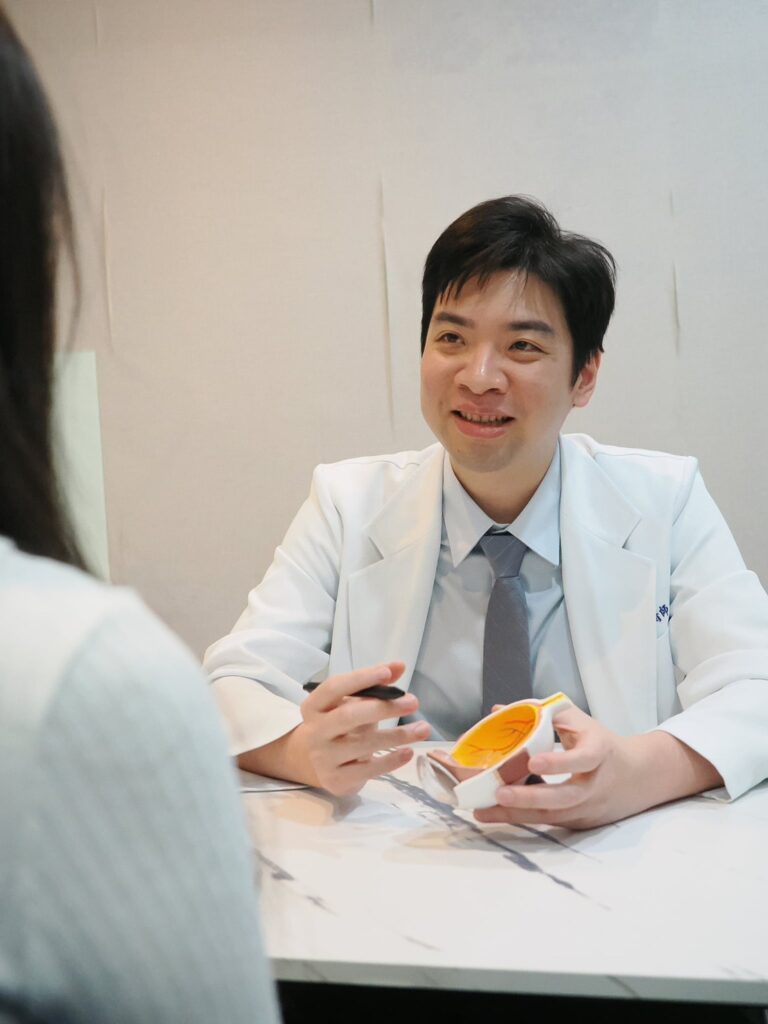 高雄眼科陳冠博醫師用眼球模型解釋白內障手術