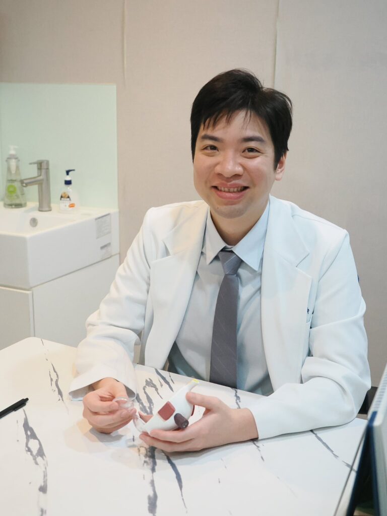 高雄眼科陳冠博醫師用眼球模型解釋白內障手術