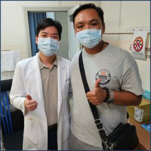 東港安泰真實見證：陳冠博醫師與恆春來的白內障術友合照。