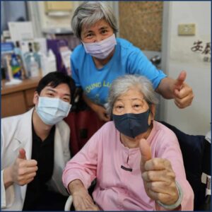 陳冠博主任與屏東白內障術友的合照