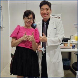 羊咩咩歌后與陳醫師在白內障手術後的合照