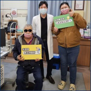屏東白內障專家：醫學博士陳冠博與病患合照