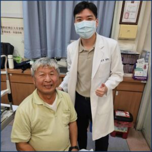 陳醫師與東港白內障患者合照