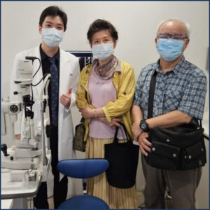 陳冠博醫師與醫師前輩白內障手術後合照