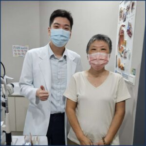 白內障手術成功後，陳醫師與患者的合照