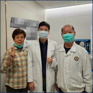 陳冠博醫師與白內障手術後的夫婦於岡山諾貝爾眼科合照