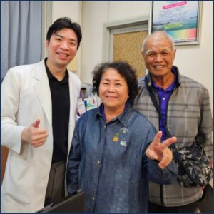 陳醫師與阿姨白內障術後的合照