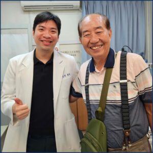 屏東東港白內障術友與陳冠博主任合照。