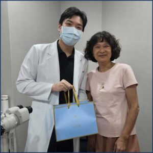 陳冠博醫師與病人合照，高雄五福白內障術友推薦：陳冠博院長。