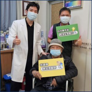 陳醫師與屏東的白內障手術病患合影