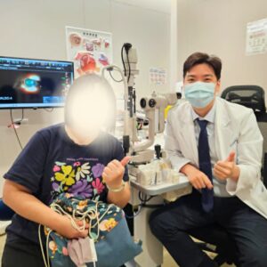 高雄眼科專科陳冠博醫師與微創白內障術友紀念照