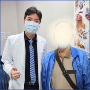 高雄眼科專科陳冠博醫師與微創白內障術友紀念照