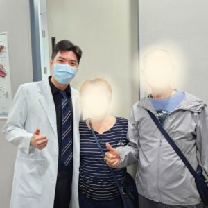 高雄眼科專科陳冠博醫師與微創白內障術友紀念照