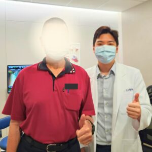 高雄眼科專科陳冠博醫師與微創白內障術友紀念照