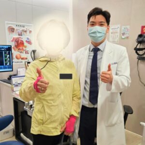 高雄眼科專科陳冠博醫師與微創白內障術友紀念照