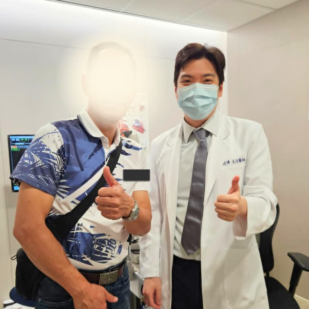 高雄眼科專科陳冠博醫師與微創白內障術友紀念照