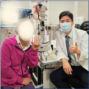 高雄眼科專科陳冠博醫師與微創白內障術友紀念照