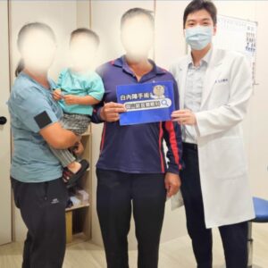 高雄眼科專科陳冠博醫師與微創白內障術友紀念照