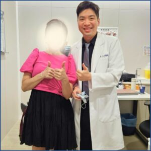 高雄眼科專科陳冠博醫師與微創白內障術友紀念照