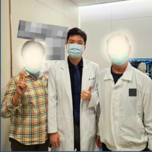 高雄眼科專科陳冠博醫師與微創白內障術友紀念照