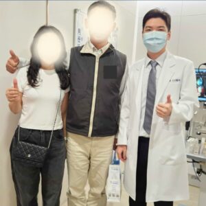 高雄眼科專科陳冠博醫師與微創白內障術友紀念照