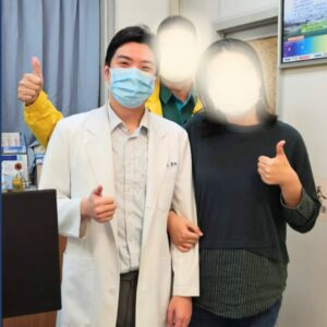 屏東眼科專科陳冠博醫師與微創白內障術友紀念照