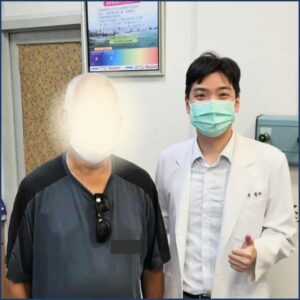 屏東眼科專科陳冠博醫師與微創白內障術友紀念照