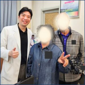 屏東眼科專科陳冠博醫師與微創白內障術友紀念照
