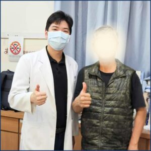 屏東眼科專科陳冠博醫師與微創白內障術友紀念照