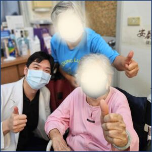 屏東眼科專科陳冠博醫師與微創白內障術友紀念照