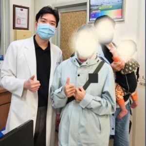 屏東眼科專科陳冠博醫師與微創白內障術友紀念照