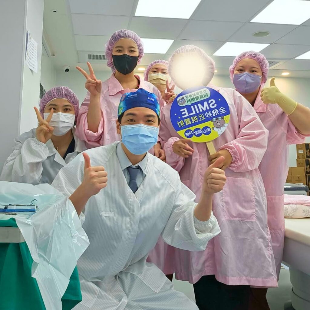 高雄眼科專科陳冠博醫師與近視雷射術友溫馨合照