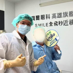 高雄眼科專科陳冠博醫師與近視雷射術友溫馨合照