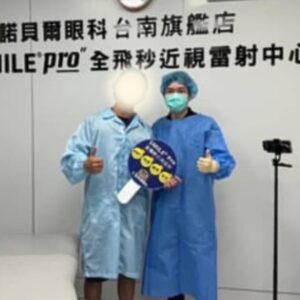 台南眼科專科陳冠博醫師與近視雷射術友溫馨合照
