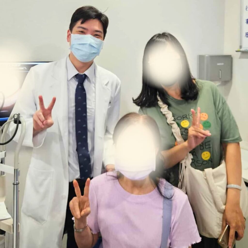 台南眼科專科陳冠博醫師與微創白內障術友紀念照