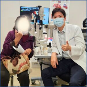 台南眼科專科陳冠博醫師與微創白內障術友紀念照