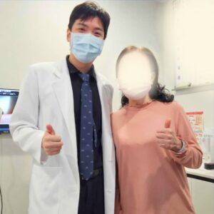 台南眼科專科陳冠博醫師與微創白內障術友紀念照