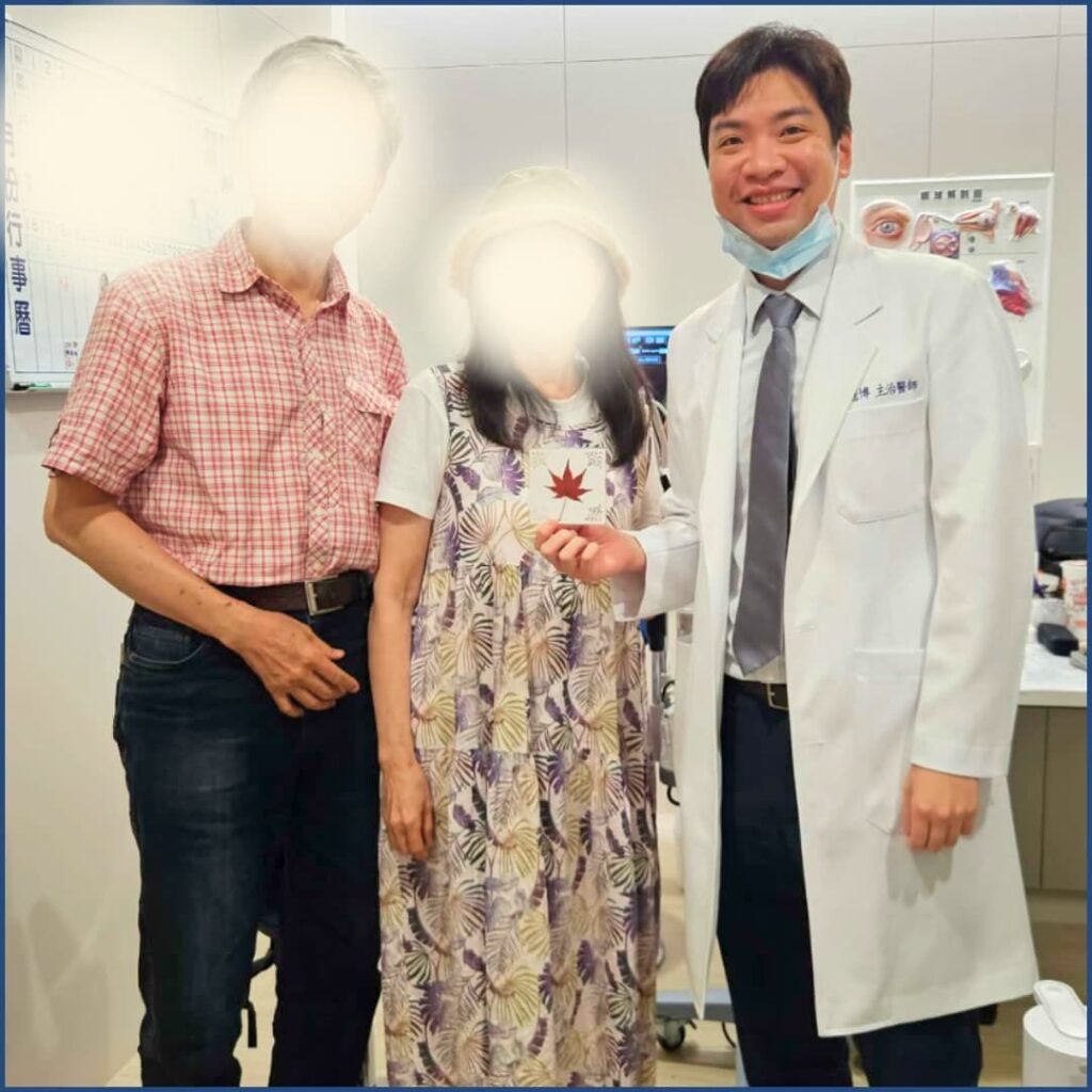 台北眼科專科陳冠博醫師與微創白內障術友紀念照