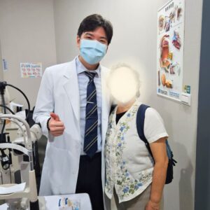 高雄眼科專科陳冠博醫師與微創白內障術友紀念照