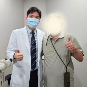 高雄眼科專科陳冠博醫師與微創白內障術友紀念照