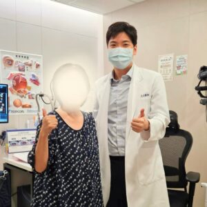 高雄眼科專科陳冠博醫師與微創白內障術友紀念照