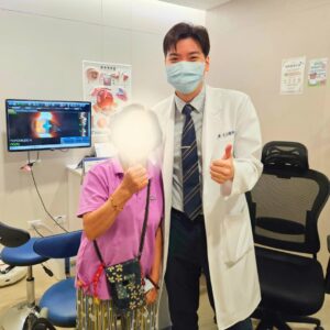 高雄眼科專科陳冠博醫師與微創白內障術友紀念照