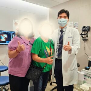 高雄眼科專科陳冠博醫師與微創白內障術友紀念照