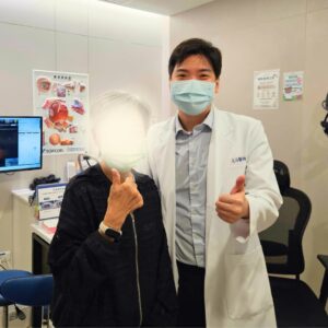 高雄眼科專科陳冠博醫師與微創白內障術友紀念照
