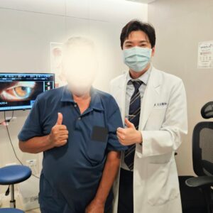 岡山眼科專科陳冠博醫師與微創白內障術友紀念照