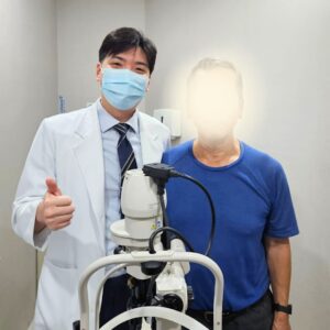 岡山眼科專科陳冠博醫師與微創白內障術友紀念照
