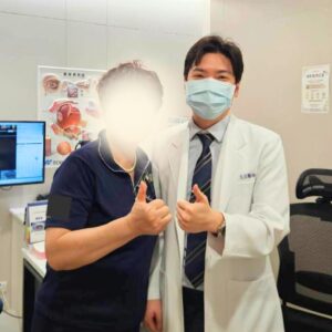 高雄眼科專科陳冠博醫師與微創白內障術友紀念照