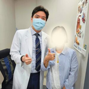 高雄眼科專科陳冠博醫師與微創白內障術友紀念照