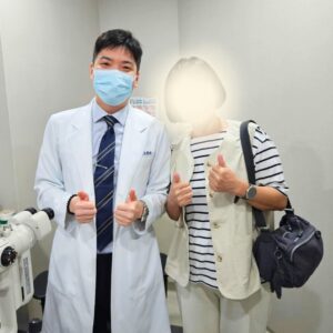 岡山眼科專科陳冠博醫師與微創白內障術友紀念照