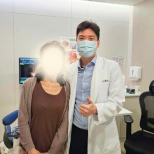 岡山眼科專科陳冠博醫師與微創白內障術友紀念照